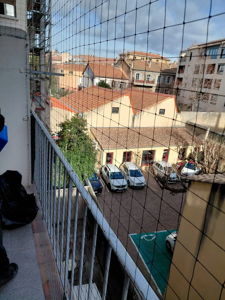Filet anti pigeon Aix en Provence 13100 pour un balcon