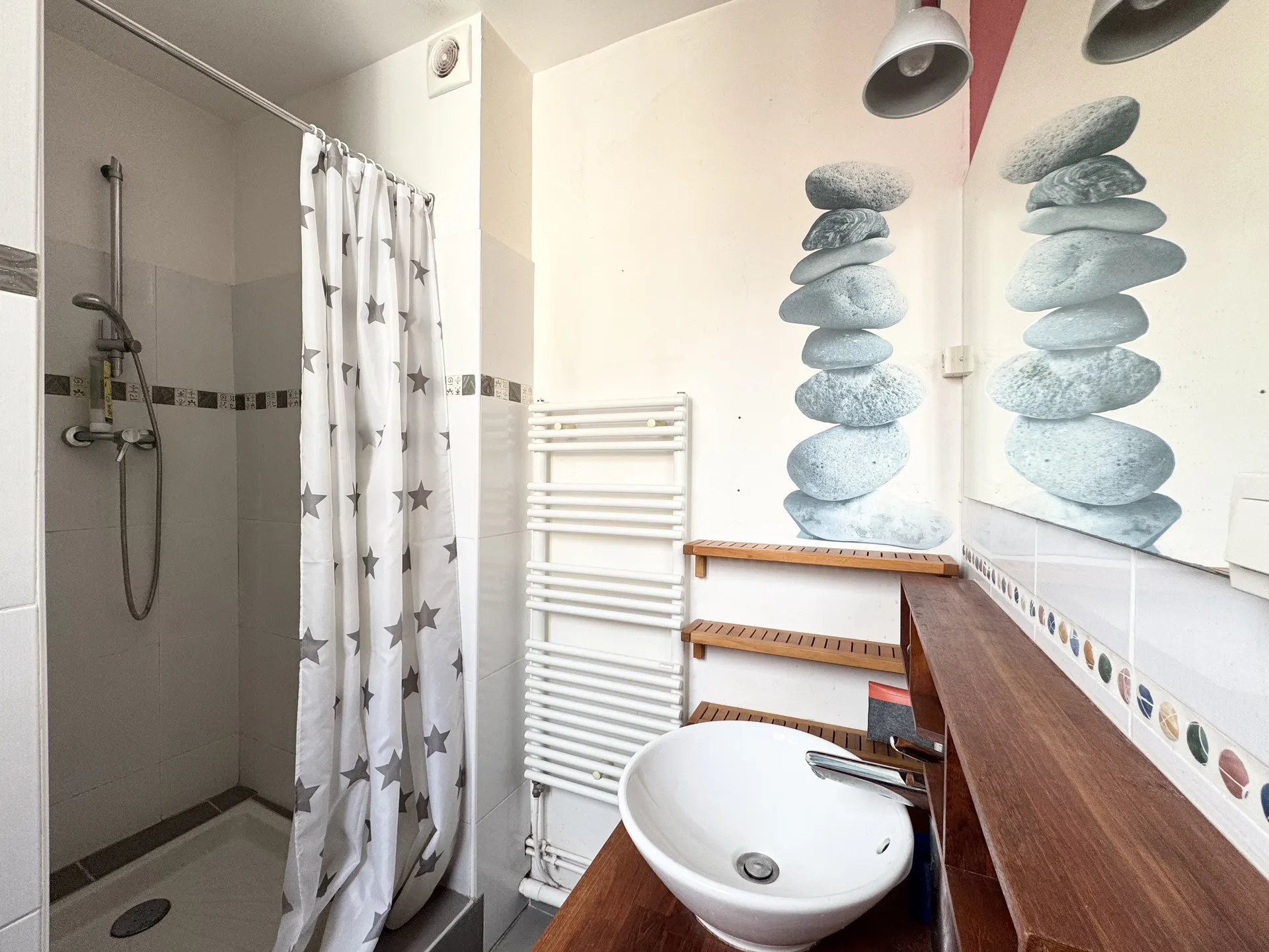 A vendre un bel appartement de 52,68 M² beaux volumes, dans un immeuble ancien à Saint Germain en Laye, proche de la Place du Marché, 5 minutes du RER A.