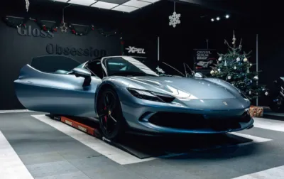 Les impacts de gravillons, micro-rayures et contaminants n’ont aucune chance contre le film de protection PPF XPEL posé sur cette Ferrari 296 GTS flambant neuve.