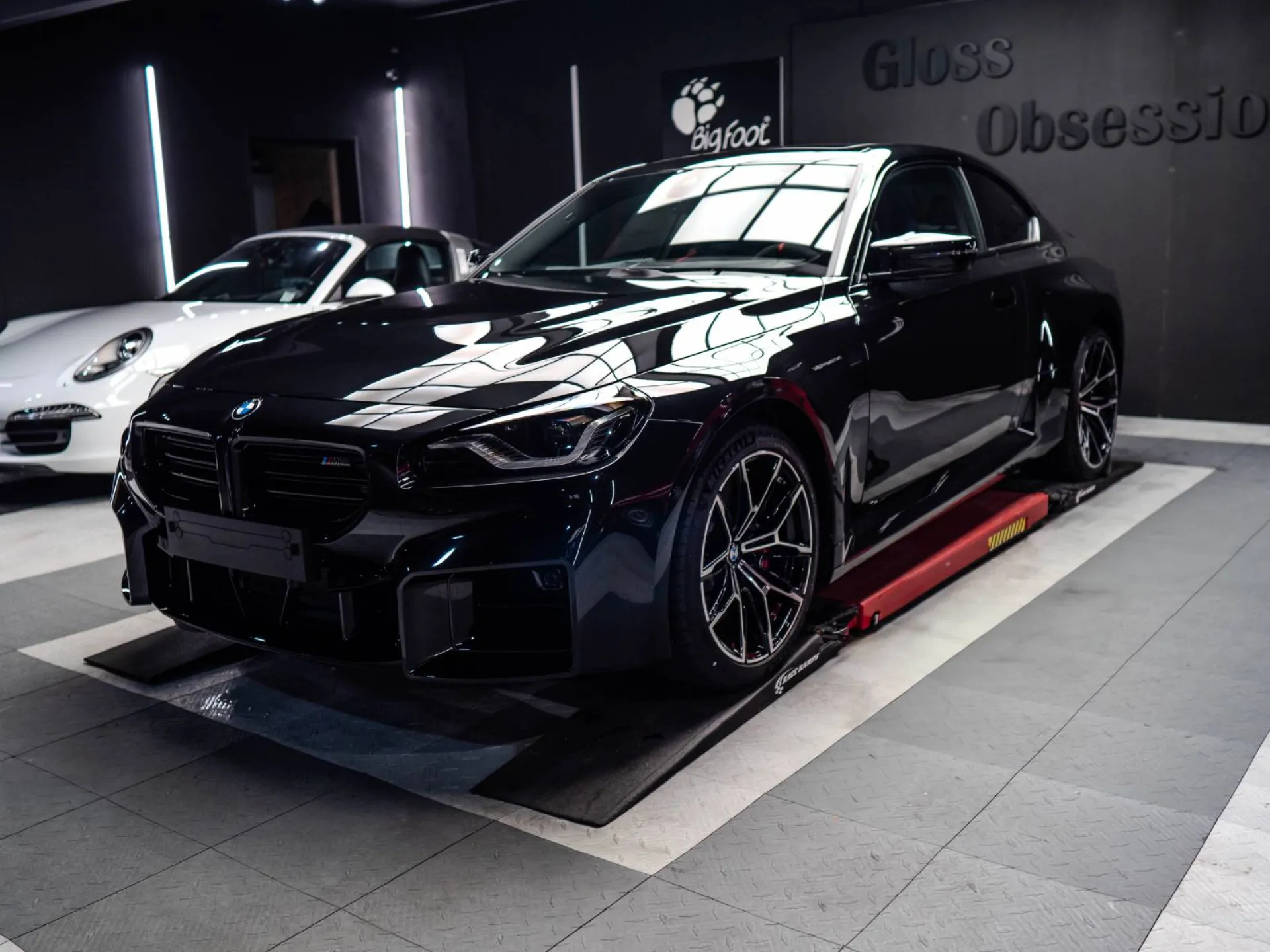 Protection carrosserie BMW M2 assurée avec un film de protection PPF XPEL posé dans notre centre Gloss Obsession à Saint-Avé.