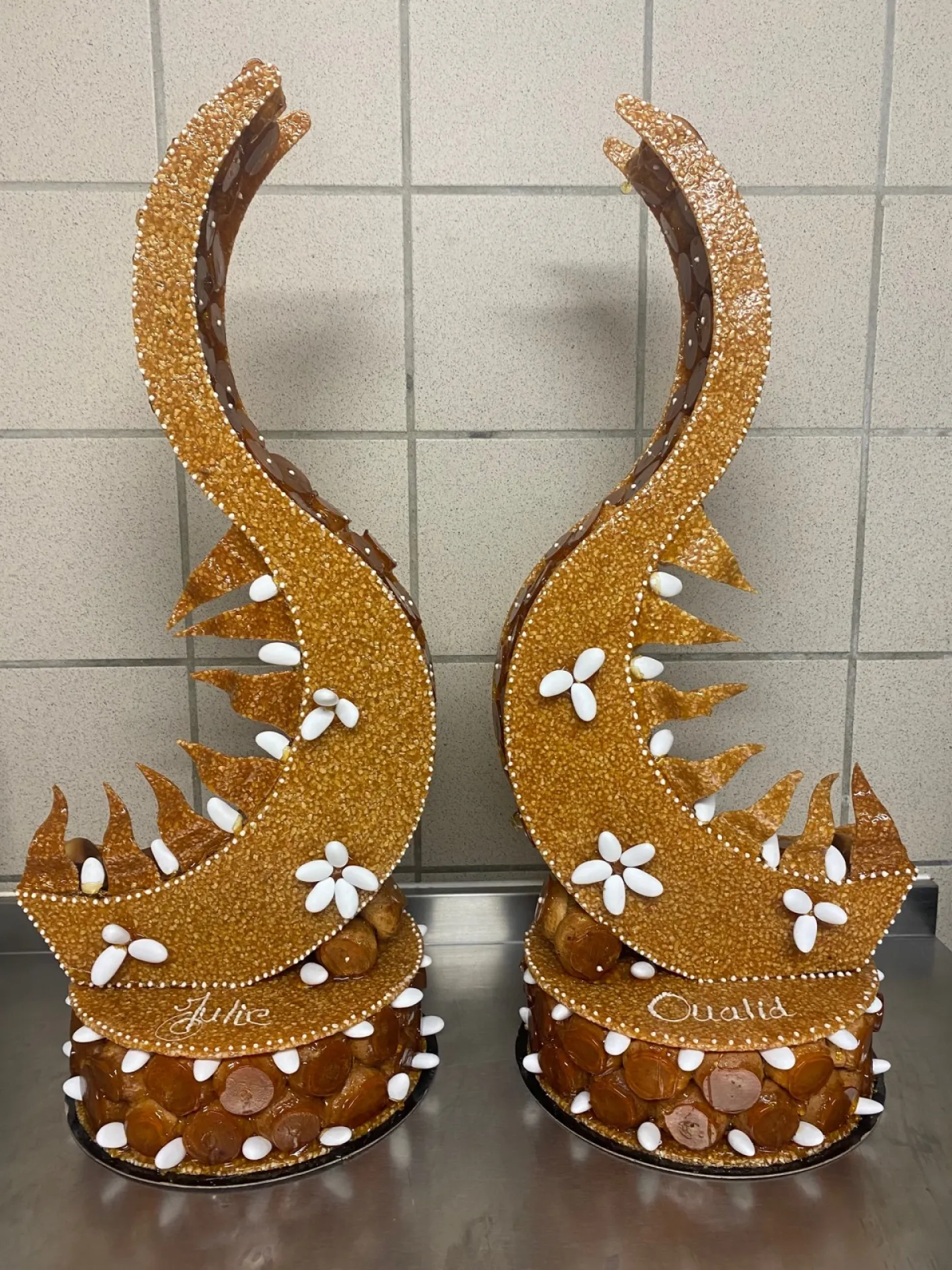 Pièce montée à base de choux et macarons