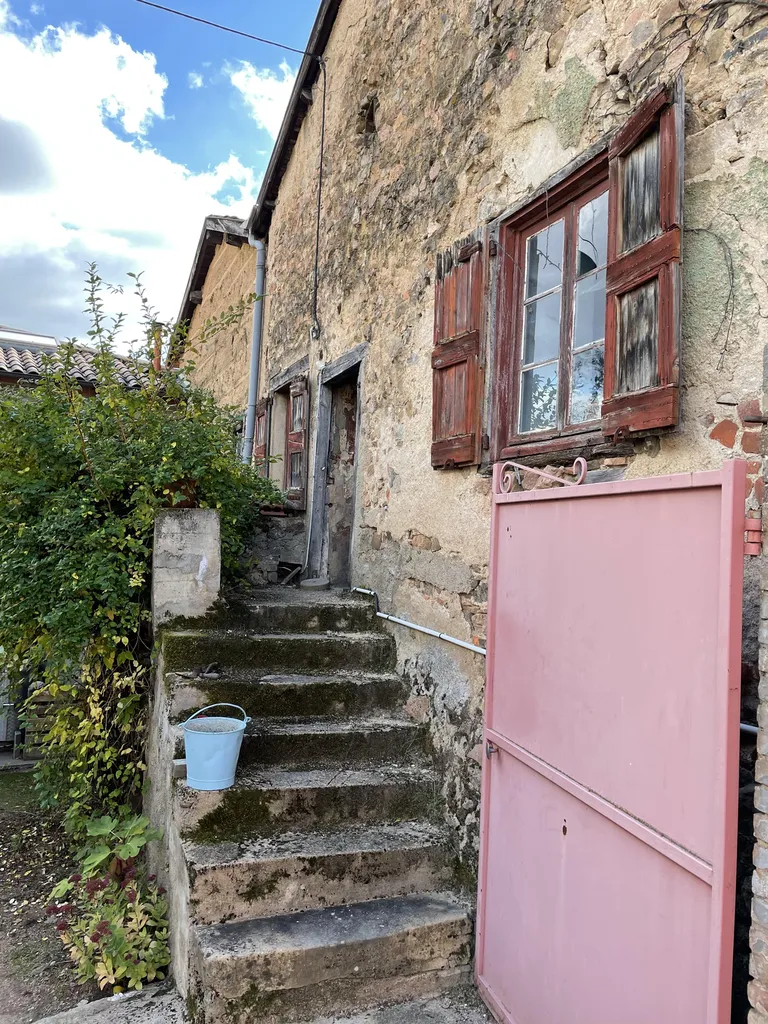 Maison ancienne en pierre et pisé avant remplacement des menuiseries à Chiroubles (Rhône 69) avec isolation thermique insuffisante