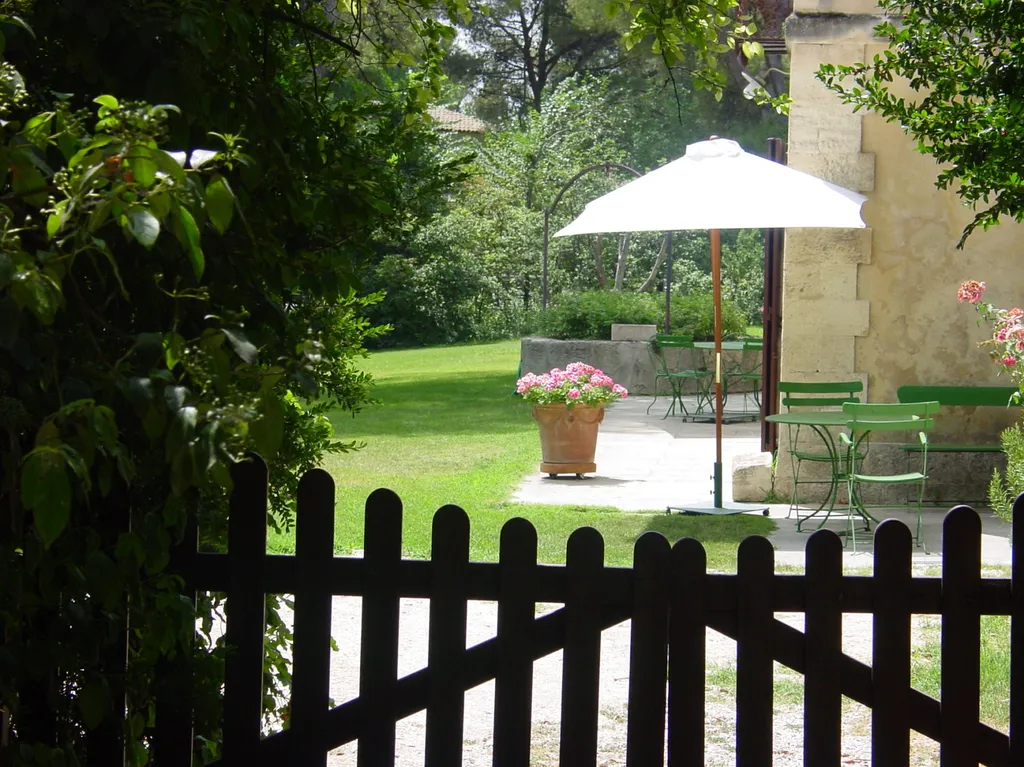 Proche de Villeneuve-lès-Avignon,   maison ancienne au charme Provençal avec piscine et tennis