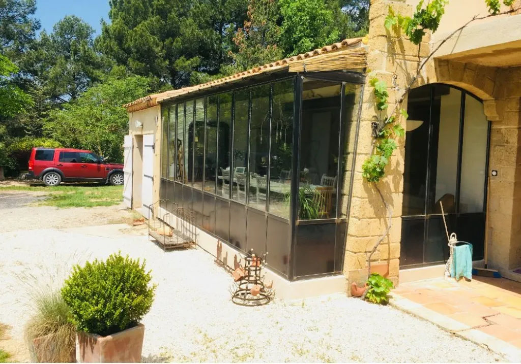 Notre zone d'activité pour ce servicePorte d’entrée en acier thermolaqué sur mesure avec vitrage sécurisé et finition contemporaine