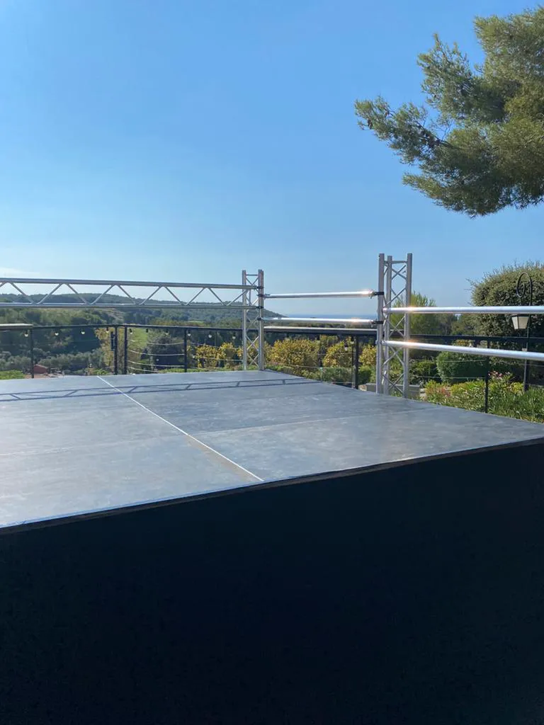 Installation d'une scène domaine de Frégate à Bandol Var 83