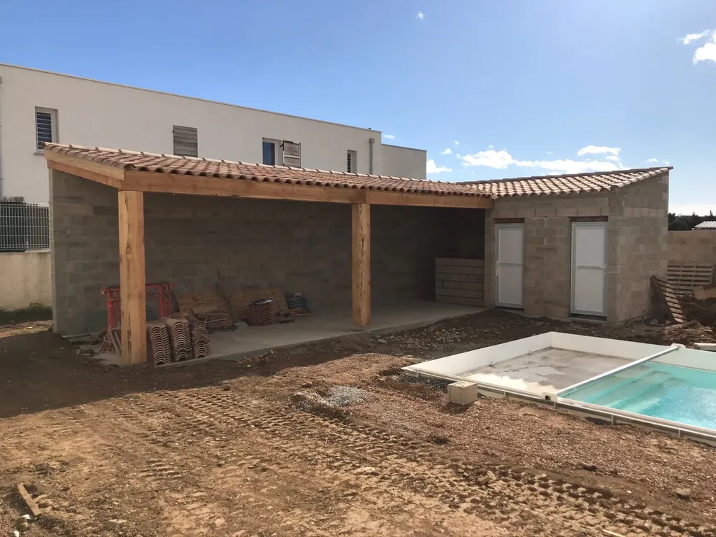 Pool House réalisé en EFFET PIERRE taillée à Lignan-sur-Orb proche de Béziers 