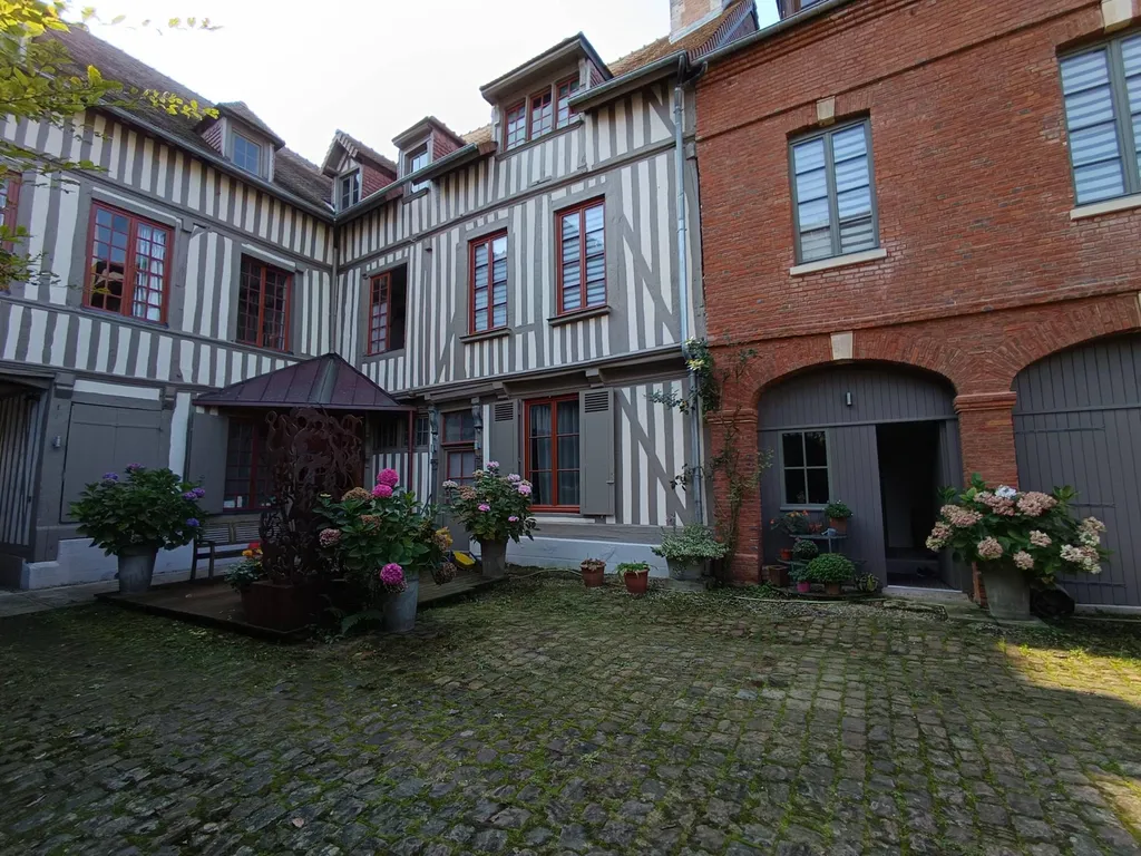 A vendre authentique Manoir du XVIème siècle avec jardin de 2 516 m², dans le centre de Pont L'évêque 14130