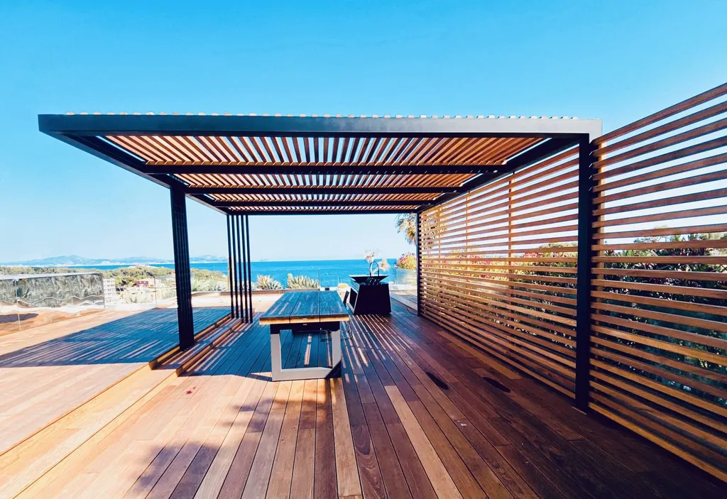 Réalisation d'une grande pergola moderne acier et bois à Carry le Rouet sur la Côte Bleue