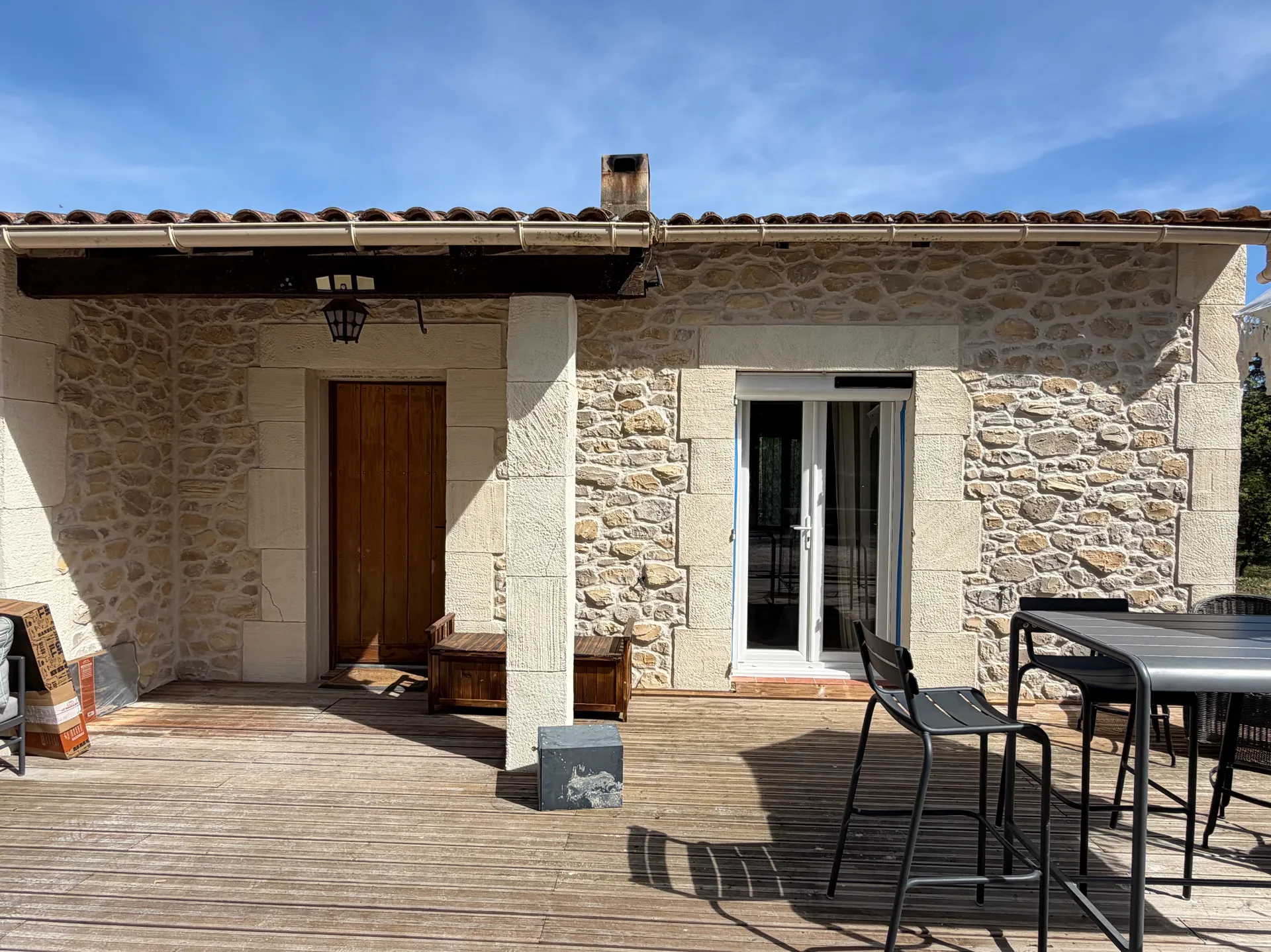 Rénovation des façades d’une maison traditionnelle dans le Domaine de Bonelli à Conqueyrac dans le Gard en finition « Pierre » avec des enduits à la chaux