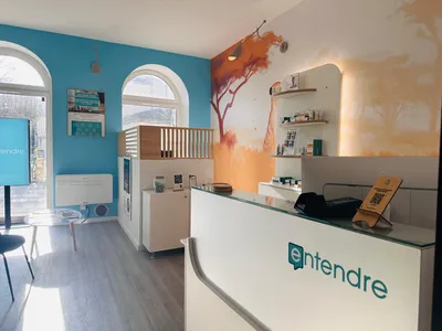 Espace d’accueil chaleureux dans un centre auditif conçu pour améliorer l’expérience patient à Ambarès-et-Lagrave près de Bordeaux