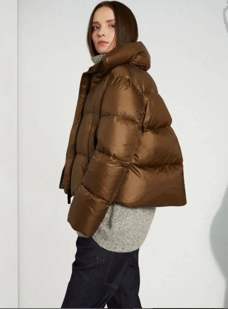 Lis Lareida une collection intemporelle pour les femmes qui aiment le style épuré et un look pointu.