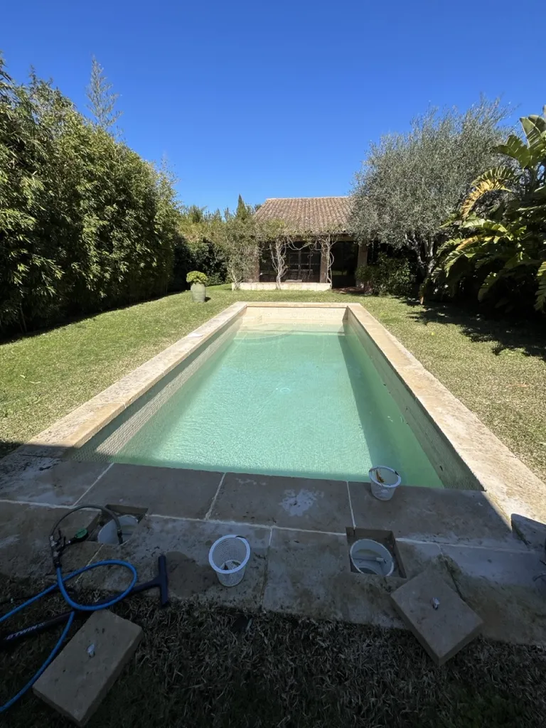 Détection de fuite sur piscine béton par un spécialiste à La Rochelle en Charente-Maritime