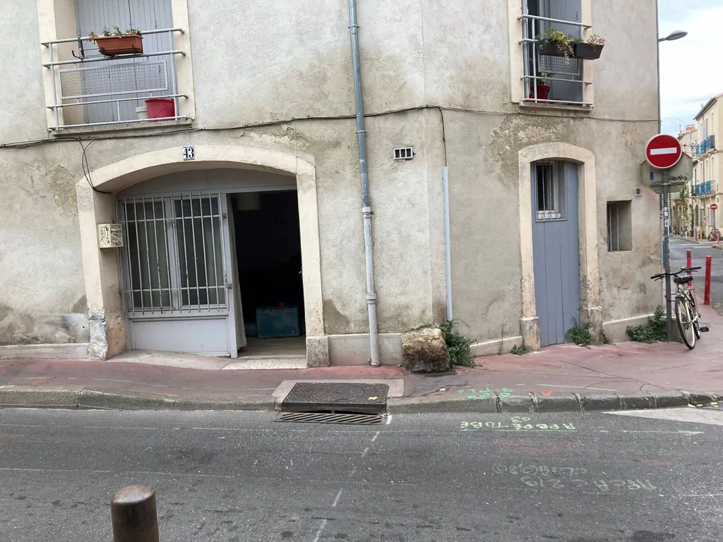 Les Angles Gard. Remontées capillaires. Salpêtre
