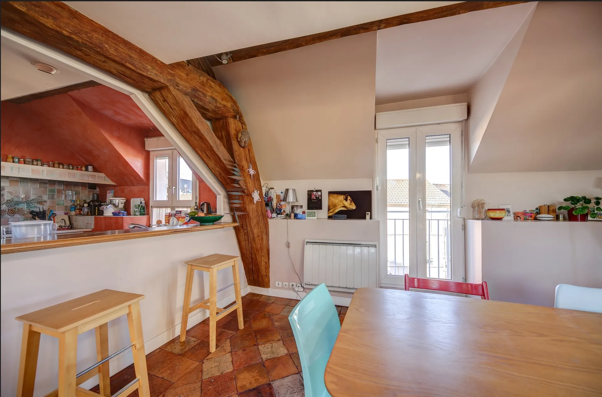 Vue cuisine ouverte conviviale appartement en vente avec box et roof top