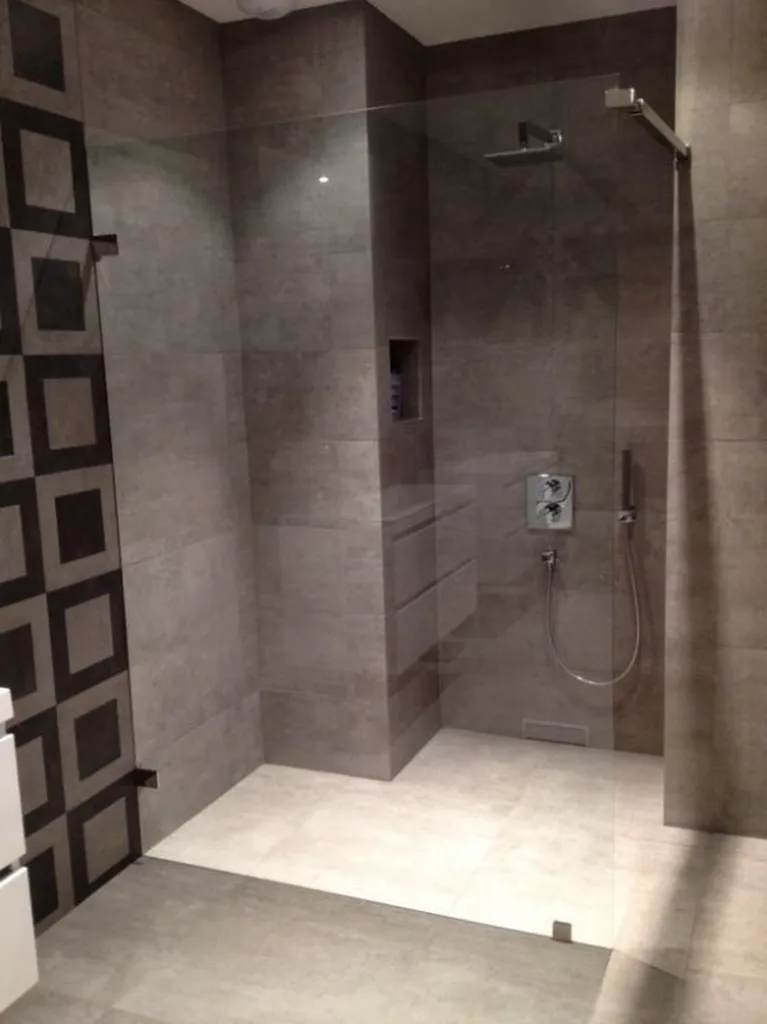 Installation de salle de bain contemporaine à Fontaine St Martin dans le 69