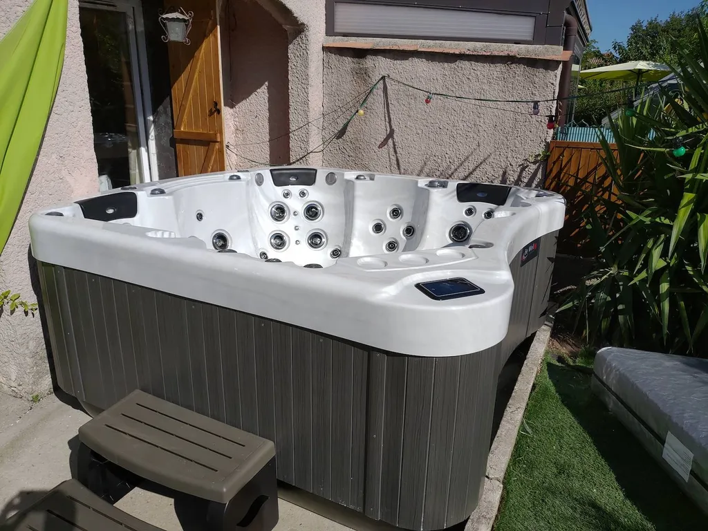 jacuzzi haut de gamme exterieur Rognac