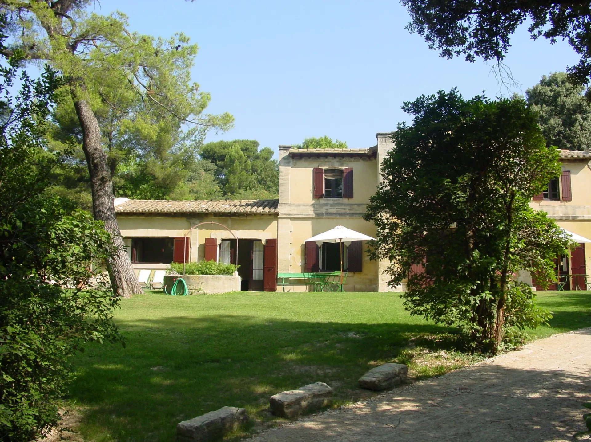 Proche de Villeneuve-lès-Avignon,   maison ancienne au charme Provençal avec piscine et tennis