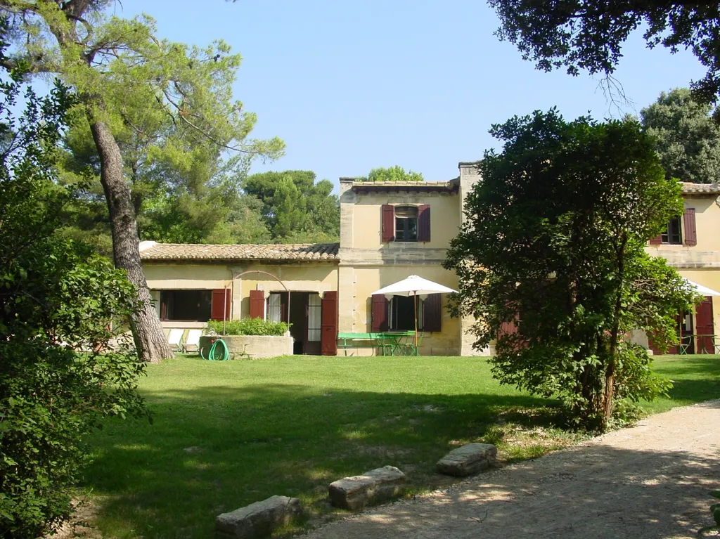 Proche de Villeneuve-lès-Avignon,   maison ancienne au charme Provençal avec piscine et tennis