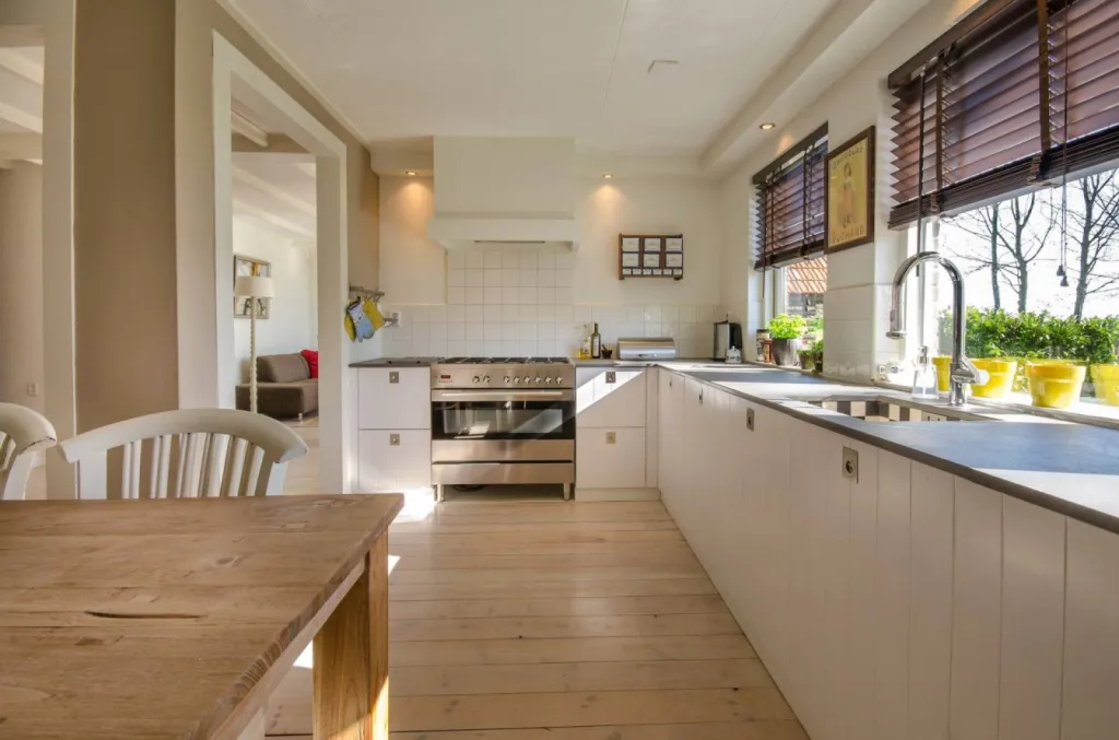 Cuisiniste spécialisé dans la pose de cuisine et de plans de travail sur-mesure à Massieux