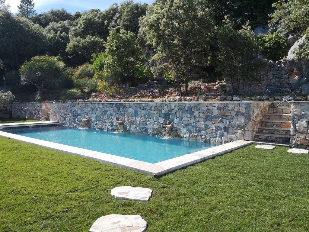 Parement naturelle pour mur de piscine