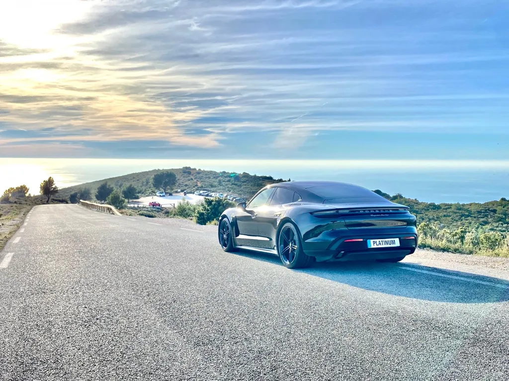 Réparation carrosserie SUR Porsche Taycan à Cassis choc avant avec véhicule de prêt