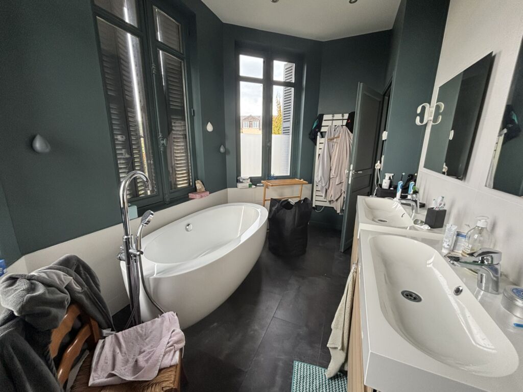 Salle d'eau avec baignoire et douche