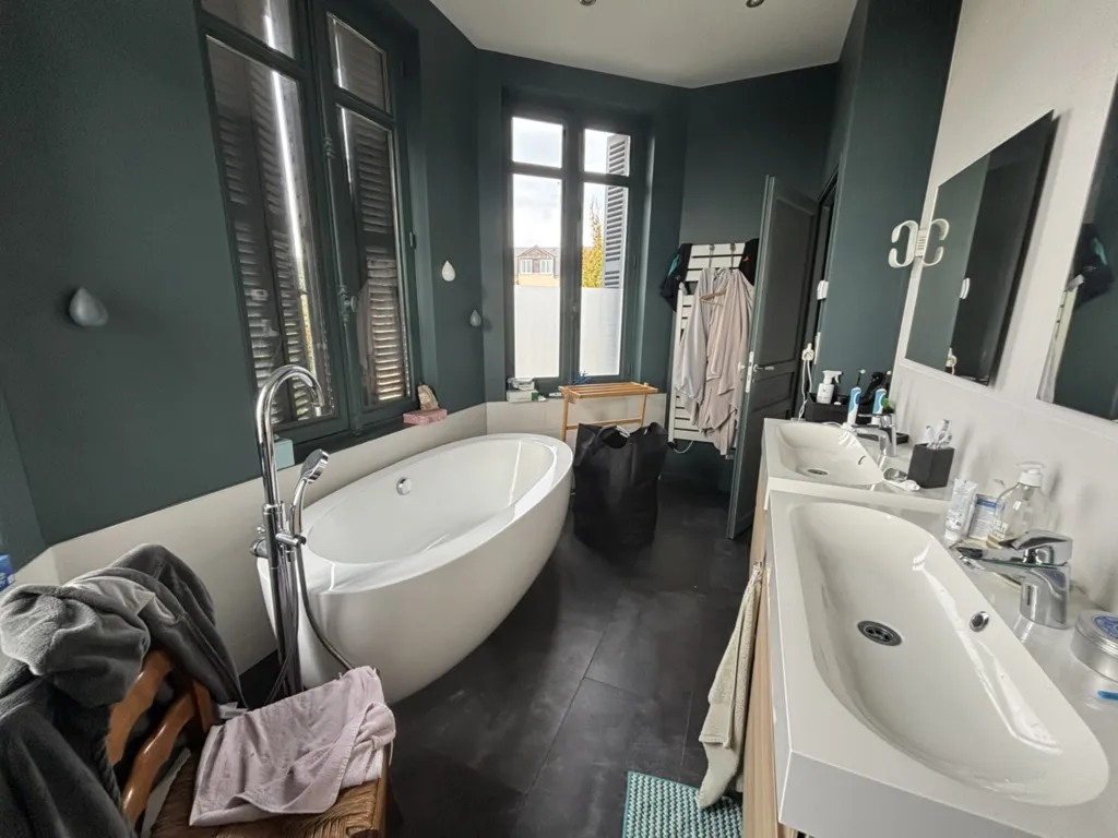 Salle d'eau avec baignoire et douche