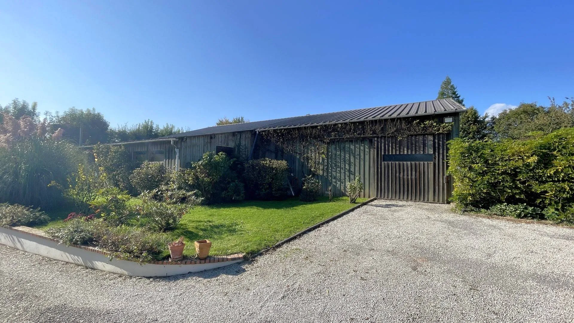 Maison avec dépendance isolée, idéale pour artisans, en Normandie : Ce bâtiment de 300 m², situé à Bosc-le-Hard en Seine-Maritime, offre de nombreuses possibilités d’usage, que ce soit pour une activité artisanale ou pour un projet résidentiel.