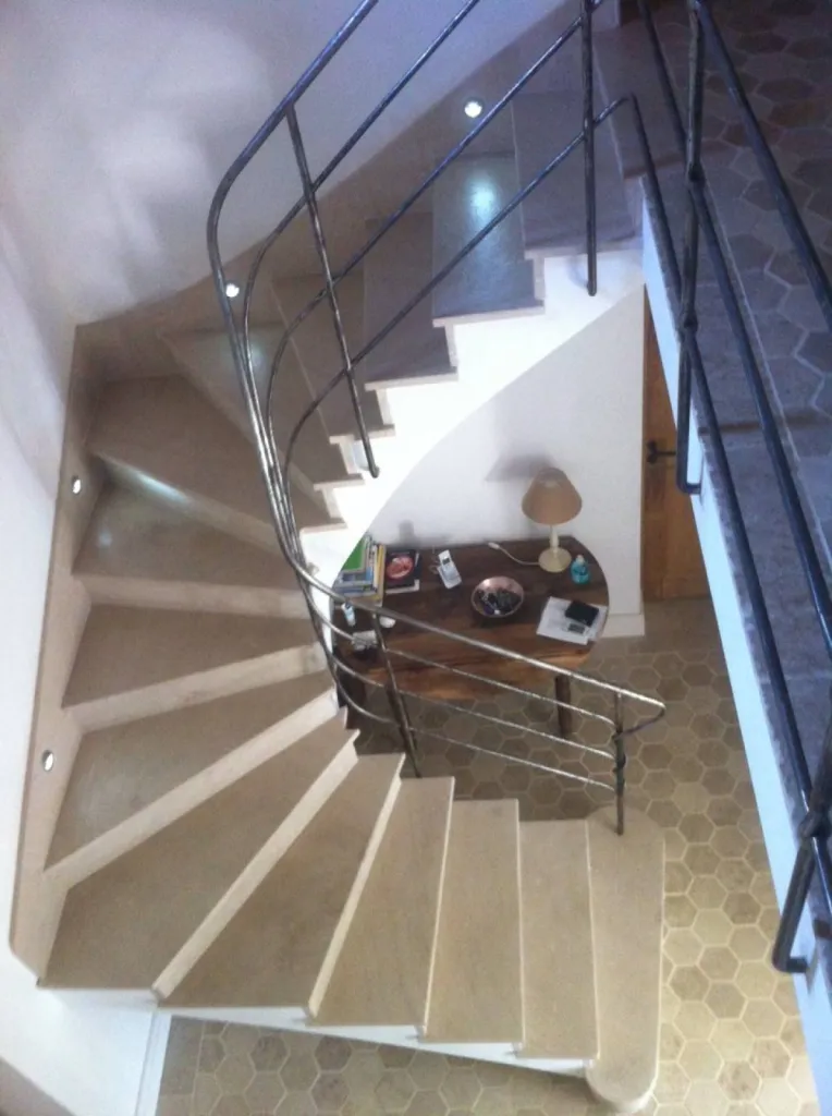 Dallage en pierre naturelle de Dordogne pour sol intérieur, terrasse et plage de piscine en extérieur.