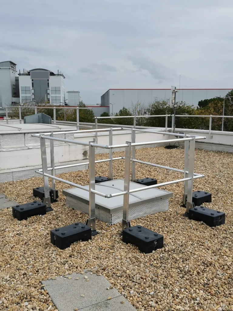 protection collective. Garde-corps autoportant lanternaux Niveau4