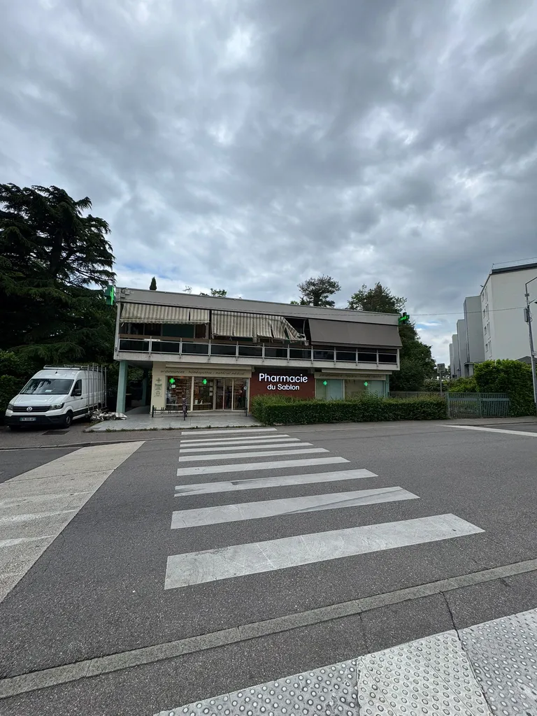Remplacement de toiles de stores Dickson électriques pour la vitrine d'une pharmacie à Decines Charpieu proche Villeurbanne