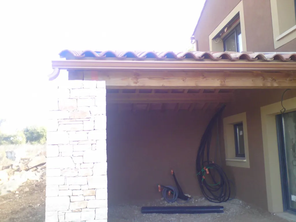 Fabrication et pose de gouttières aluminium sur-mesure avec garantie décennale à Orange pour maison traditionnelle ou immeuble