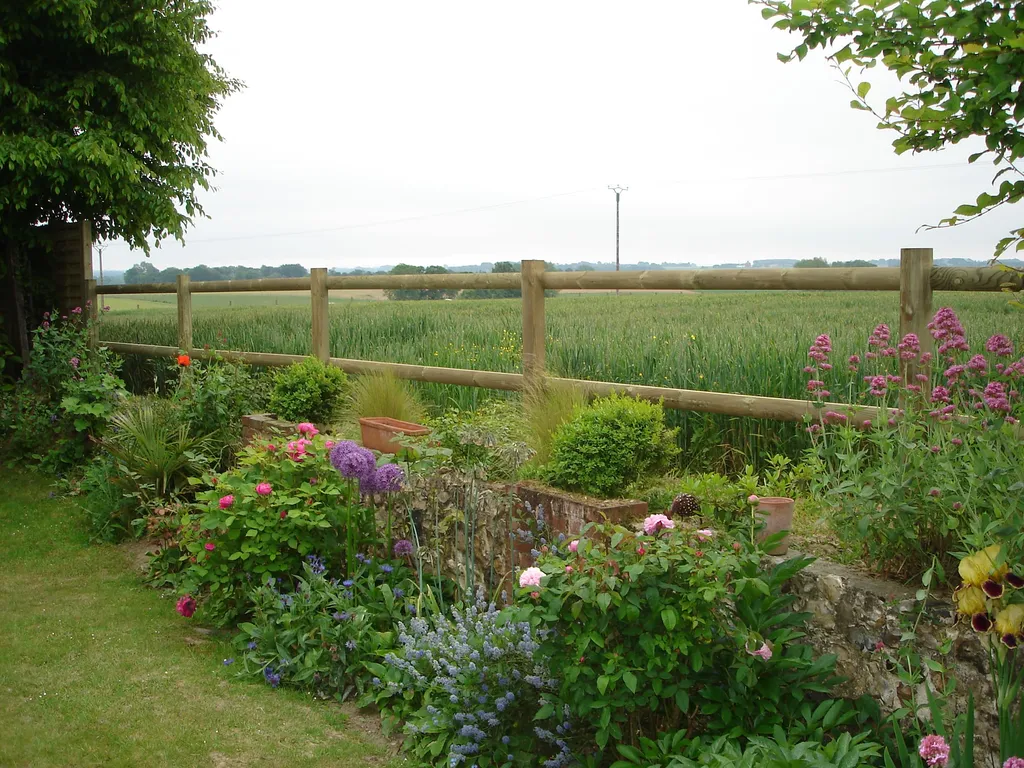 Installation de Clôtures de Jardin en Bois élégant et esthétique à Épaignes dans l'Eure 27 et ses Alentours