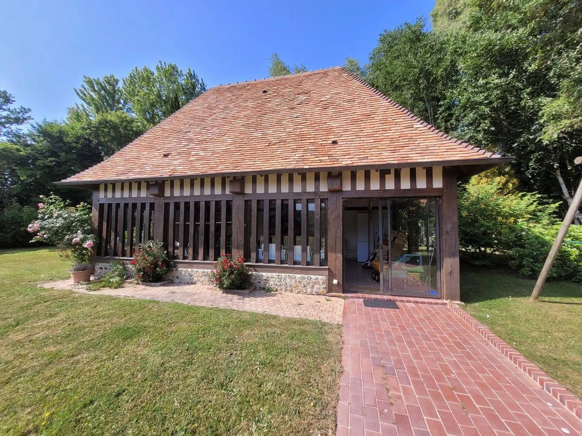 A acheter,  propriété, située dans un environnement privilégié, à la campagne, sans être isolé et sans aucune nuisance bénéficie d'une belle vue sur la vallée à 10 minutes de Cormeilles, Pays d'Auge.  Le jardin est planté de nombreuses essences d’arb