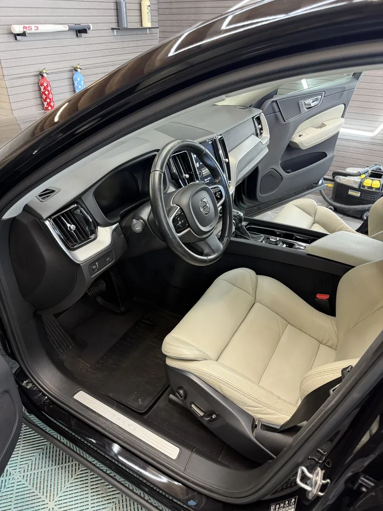 VOLVO XC60 D4 INSCRIPTION AWD – BVA – 4 ROUES MOTRICES – ENTRETIEN COMPLET - SIEGES CHAUFFANT | Diesel D4 190 chv / 11cv | 01/2019 | 154 000 km | 5 places | 5 portes