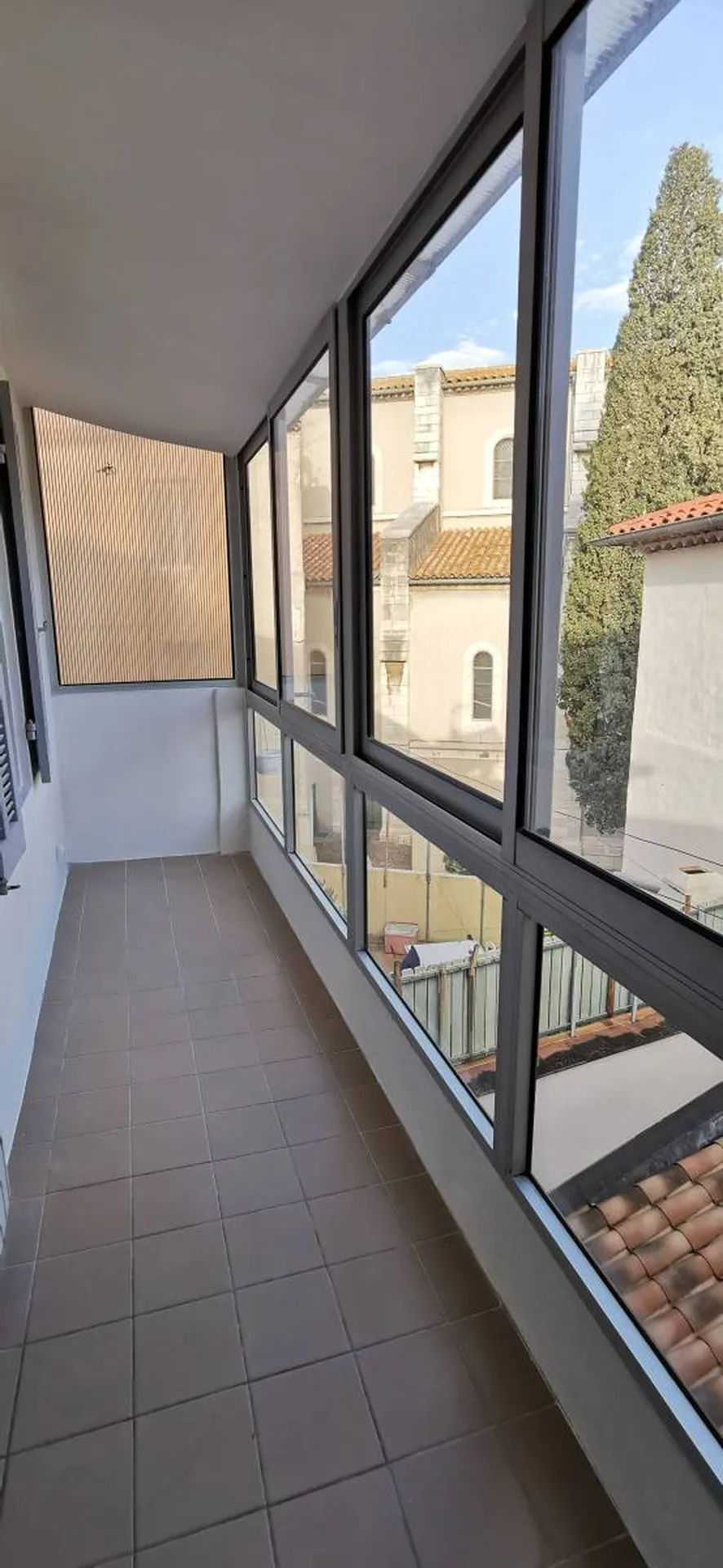 Vente appartement T2 Cassis au cœur du village en dernier étage avec une loggia fermée et combles