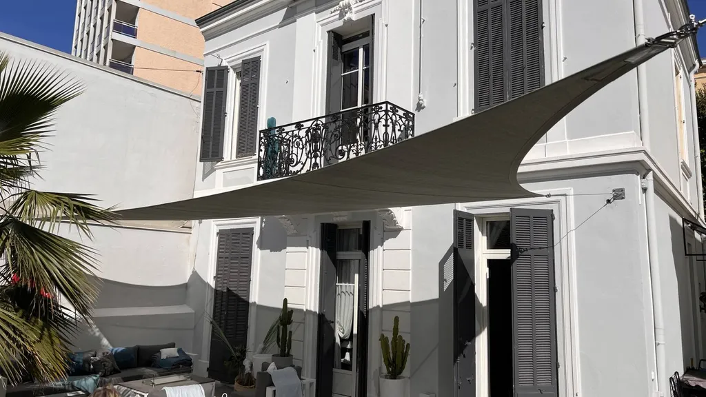 Voiles d'ombrage pour Restaurant à Saint-Raphaël proche de Fréjus