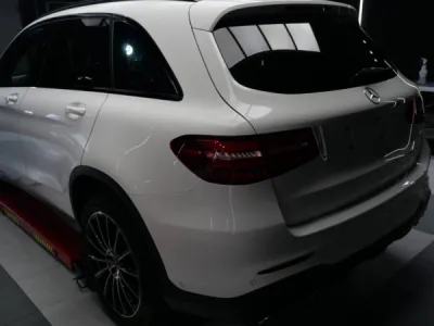 Polissage complet effectué sur cette Mercedes GLC, rendant la peinture éclatante et prête à recevoir le traitement céramique, assurant une protection contre la saleté et les rayons UV.