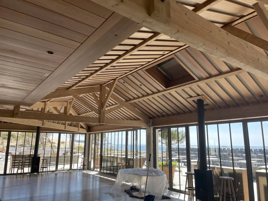 Rénovation de l'intérieure d'un restaurant en bois à Pyla sur Mer