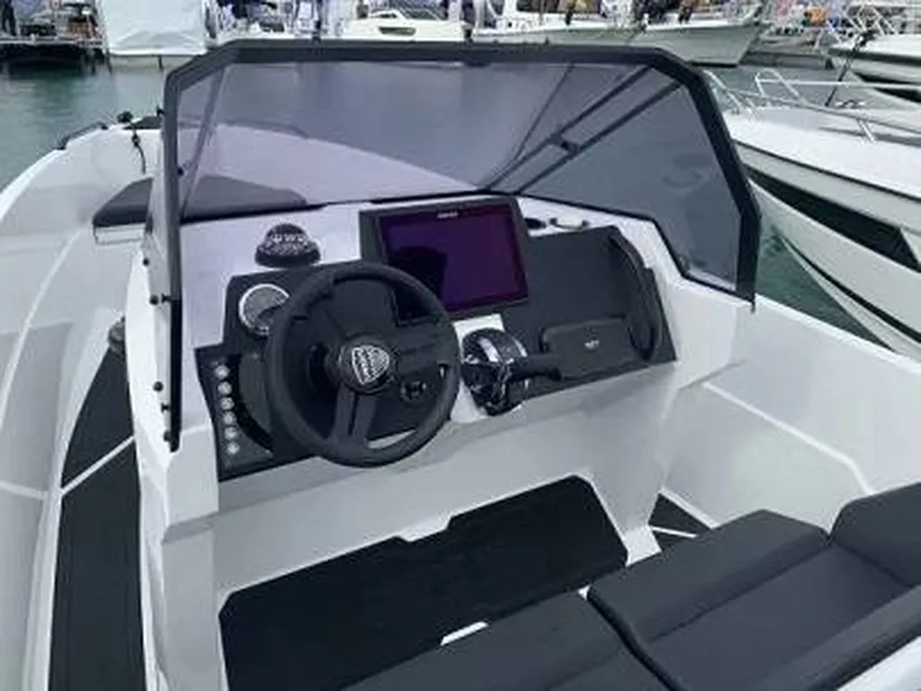 Vend Iron 767 neuf bateau à moteur sportif et maniable 8 personnes à Bandol