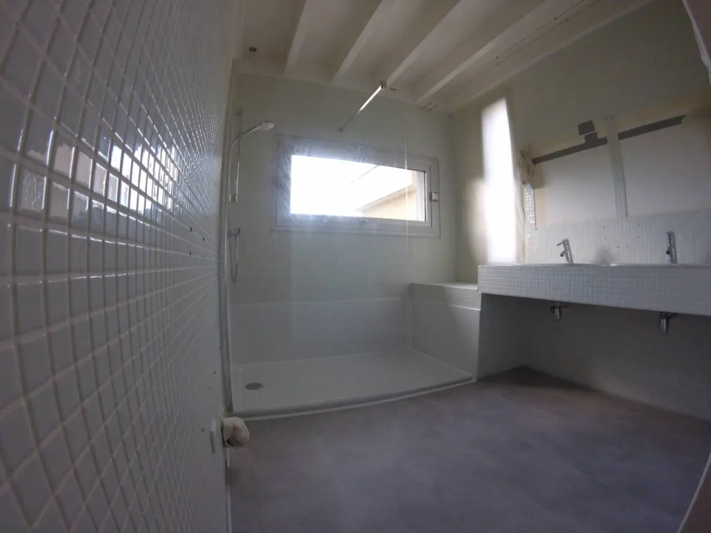 Remplacement d'une baignoire par une douche sécurisée pour sénior dans la région de Valence, Rhône Alpes