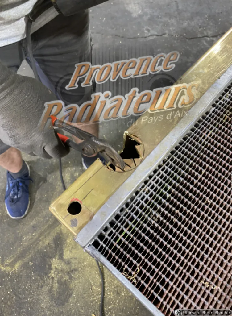 Radiateur de camion en fabrication au modèle pour CAZAL TP-NGE