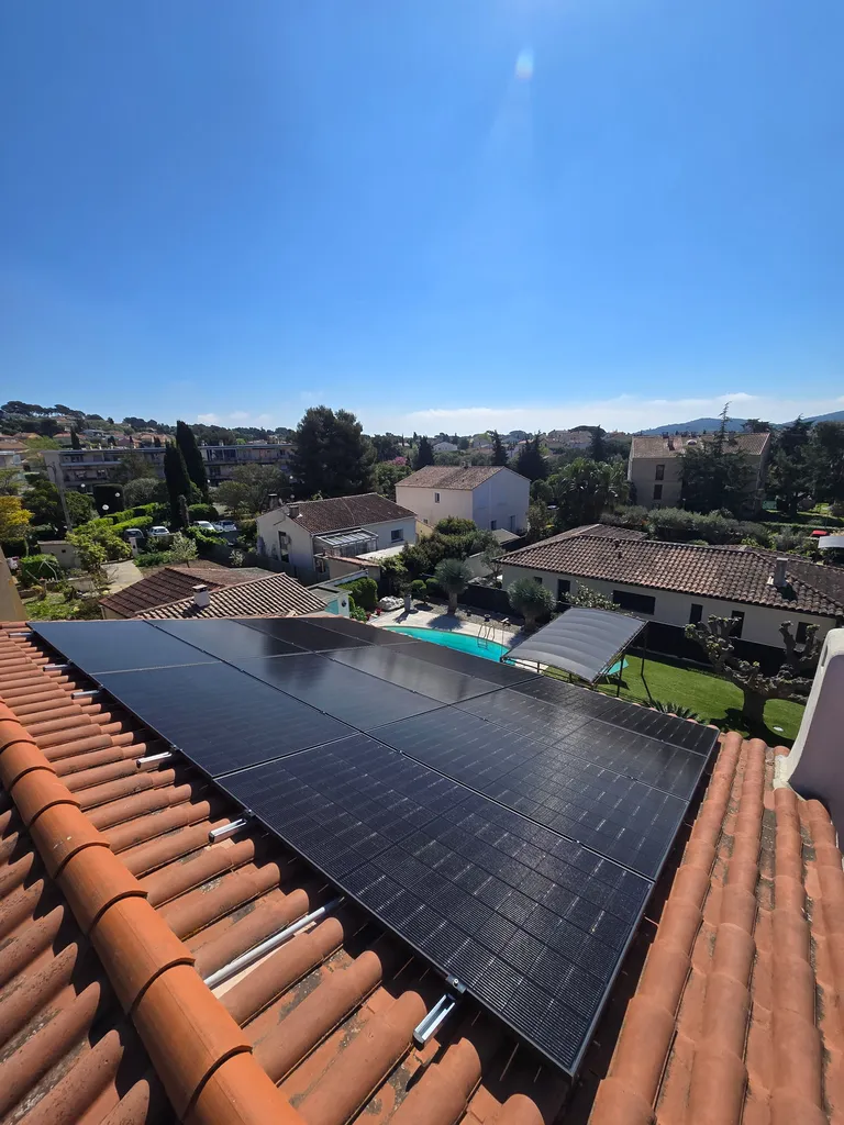 Panneaux hybrides et chauffage solaire à Manosque : le guide pour un investissement vraiment rentable