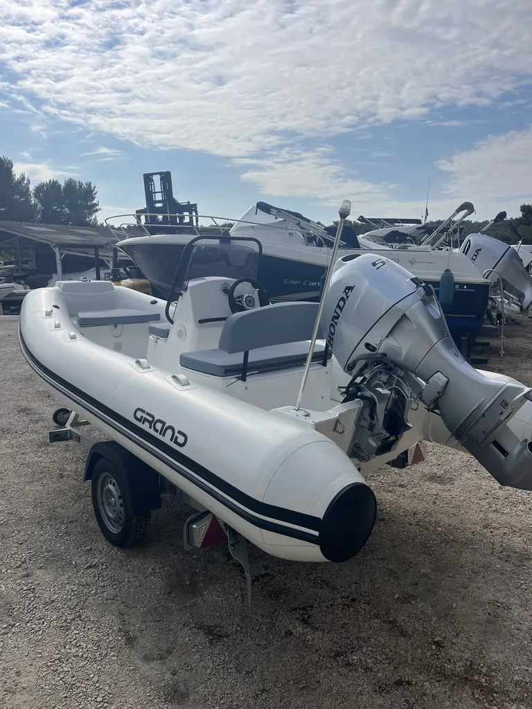 Toni Marine propose à la vente ce semi-rigide Grand Boats Silver Line S470 neuf équipé d'un moteur Honda Marine 50 CV disponible à La Londe-les-Maures proche de Toulon