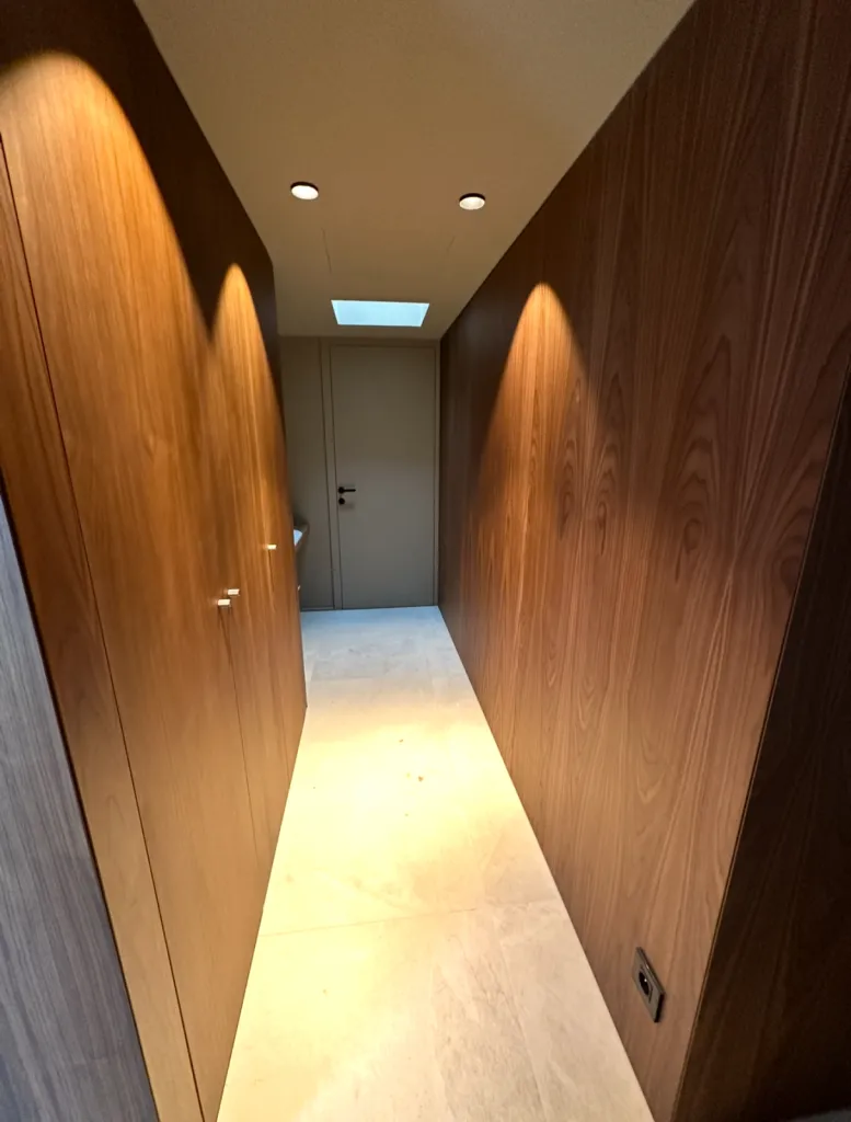 habillage en noyer d un dressing