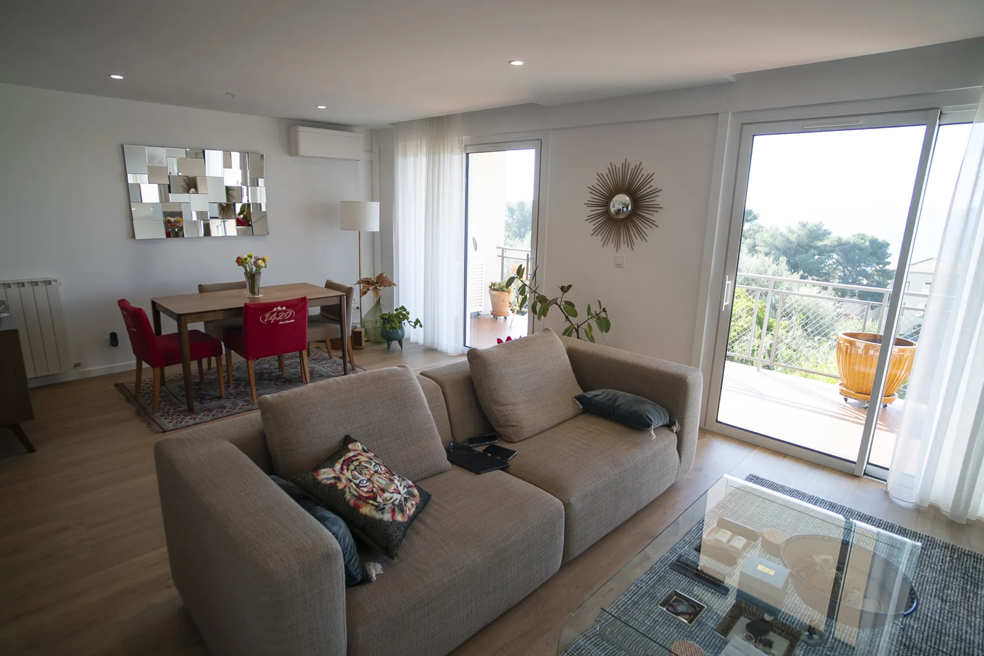 Salon rénové complètement dans le var