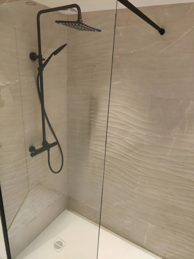 paroi de douche avec verre anti calcaire grasse