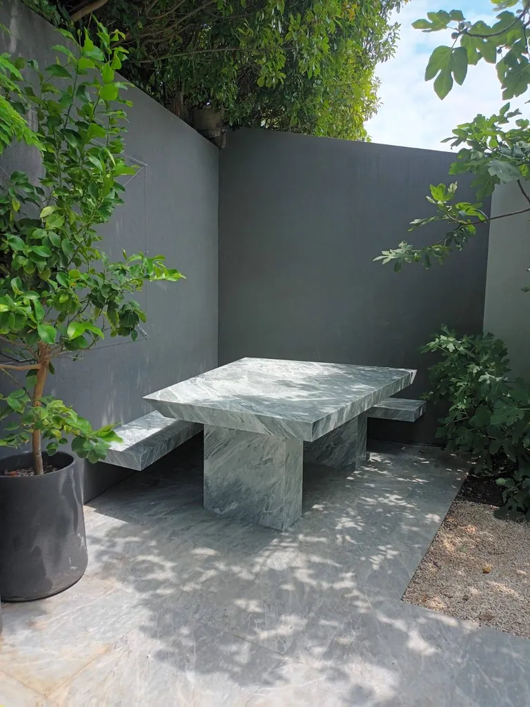 Table et ses banquette sur-mesure en marbre Bardiglio à Eygalières 