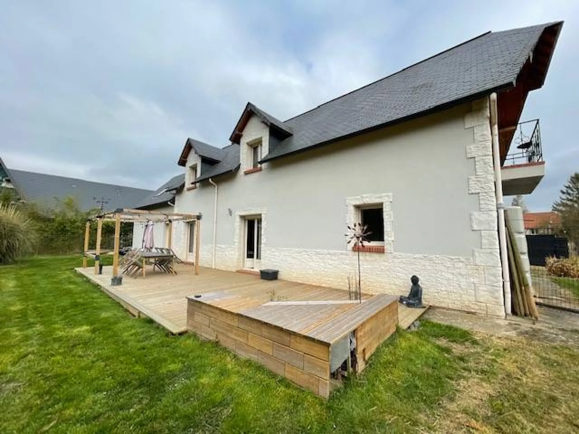 EXCLUSIVITÉ magnifique maison de 162 m² habitable édifiée sur un terrain de 1100 m² sur la commune de LA SAUSSAYE 27370