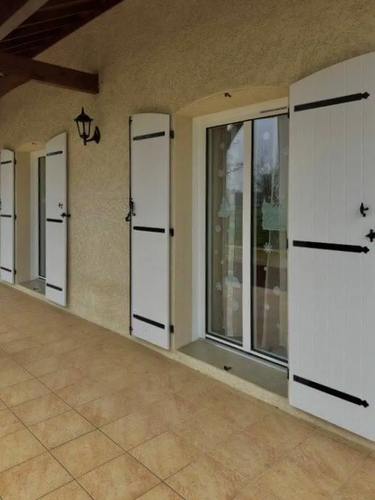 BS Menuiseries spécialiste de l'installation de volets en fibre de verre cintrés à Crissey